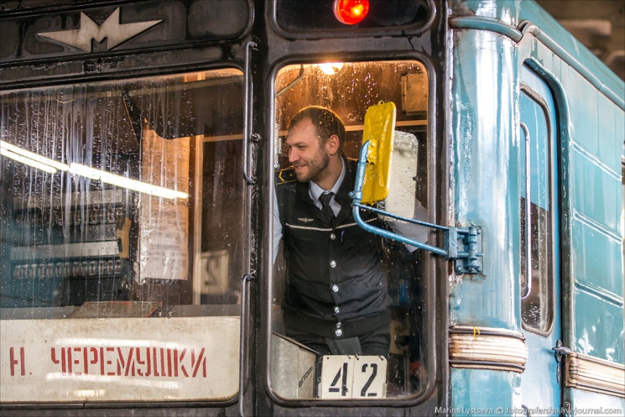 Как дезинфицируют и отмывают от грязи вагоны метро (26 фото)