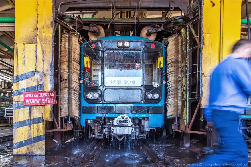 Как дезинфицируют и отмывают от грязи вагоны метро (26 фото)