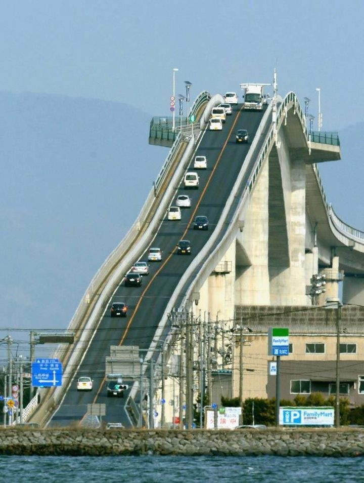 Необычный мост, похожий на американские горки (8 фотографий и 1 гифка)
