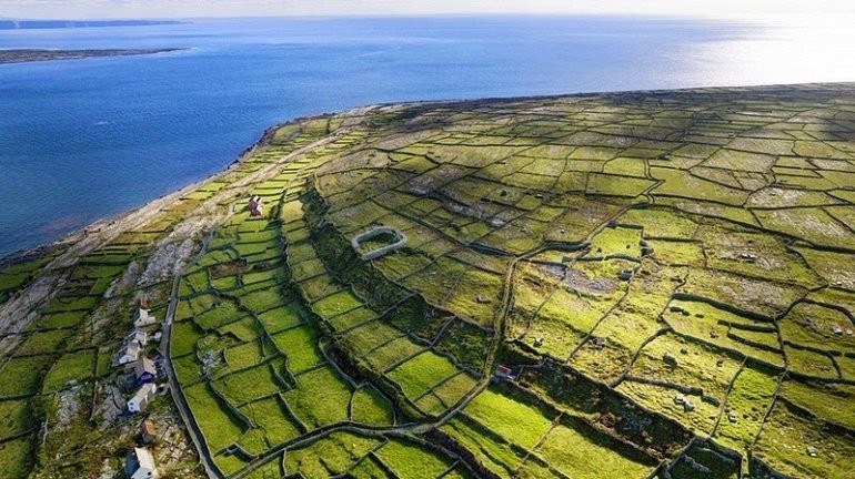История появления каменных стен, окружающих поля в Ирландии (15 фото)