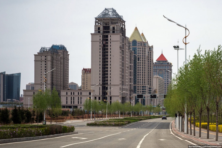 Самый большой город-призрак Китая (48 фото)
