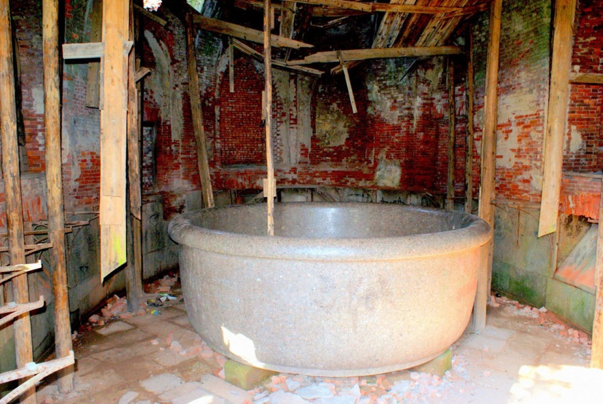 Гигантская гранитная ванна из Царского села (21 фото)