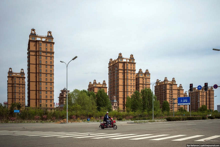 Самый большой город-призрак Китая (48 фото)