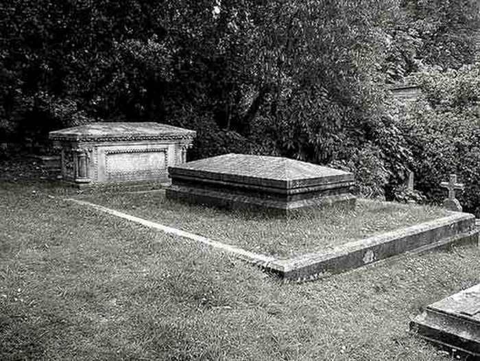 Необычные и таинственные истории и факты, связанные с могилами (9 фото)