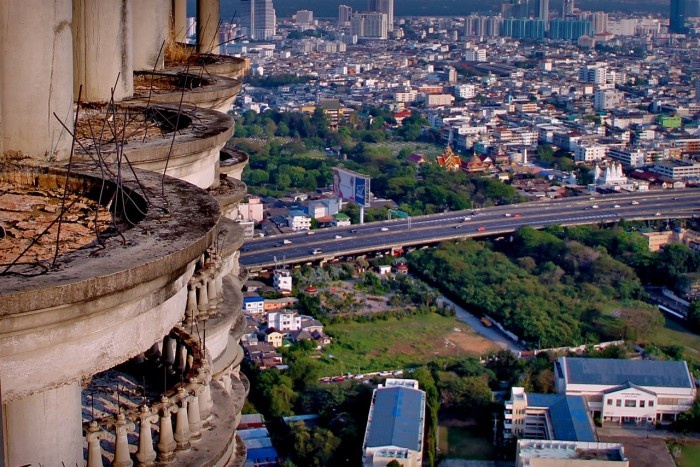 Огромный заброшенный небоскреб в столице Таиланда (24 фото)