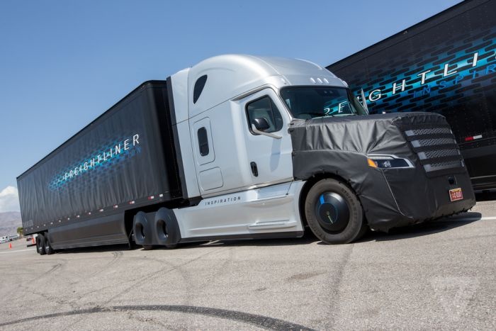 Управляемый роботом грузовик от концерна Daimler (12 картинок)