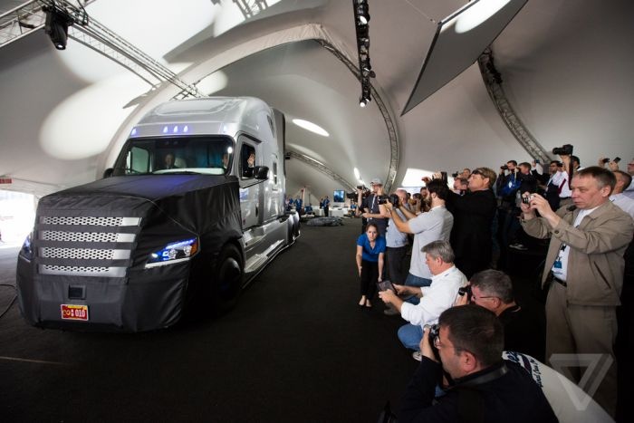 Управляемый роботом грузовик от концерна Daimler (12 картинок)