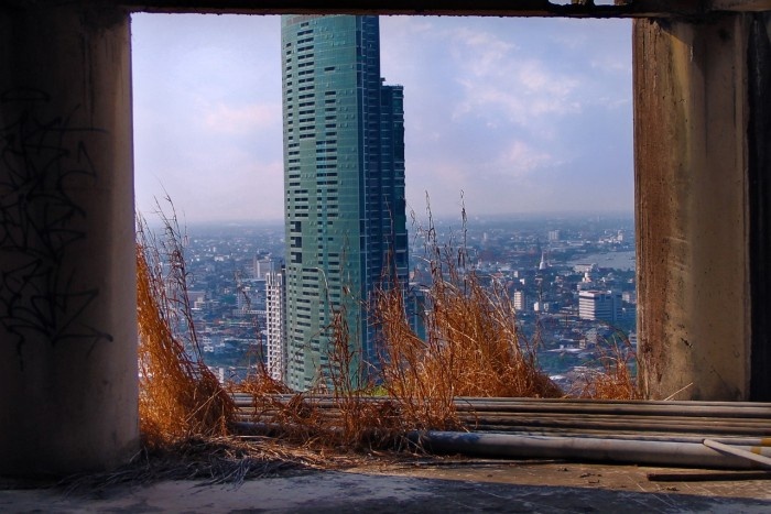 Огромный заброшенный небоскреб в столице Таиланда (24 фото)