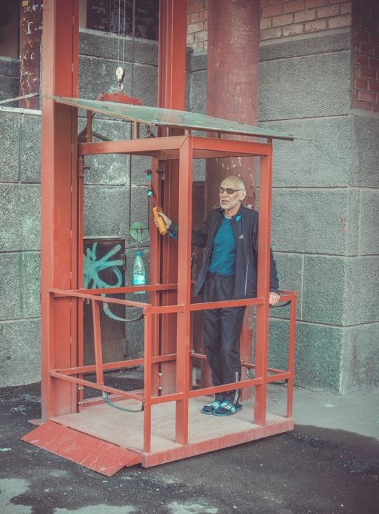 В Челябинске пенсионер самостоятельно построил лифт для своих внуков-инвалидов (6 фото)