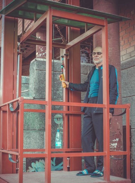 В Челябинске пенсионер самостоятельно построил лифт для своих внуков-инвалидов (6 фото)