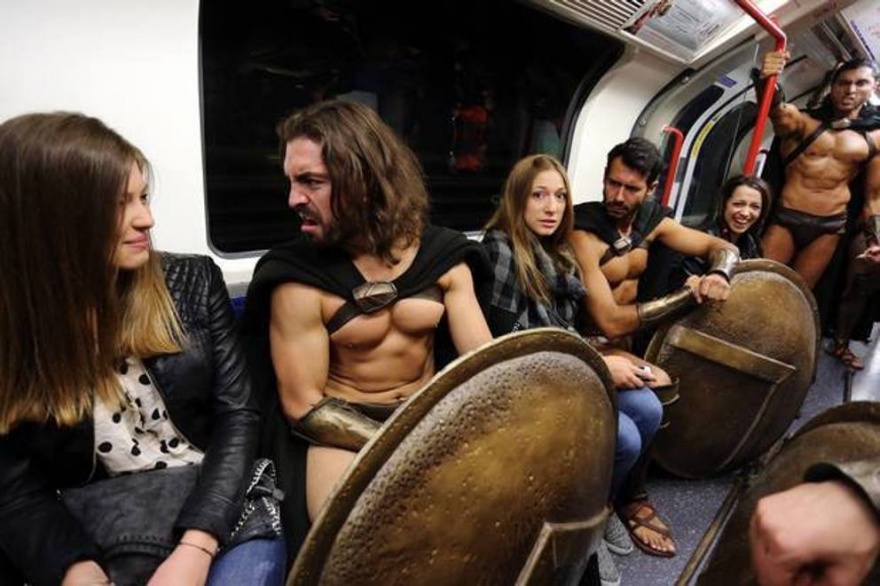 300 спартанцев в лондонском метро (10 фото)