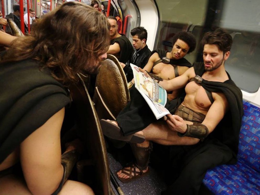 300 спартанцев в лондонском метро (10 фото)