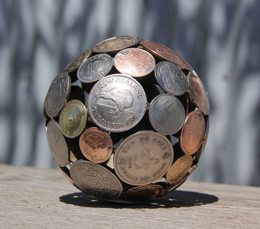 Необычные вещи, созданные из монет и ключей (12 фото)