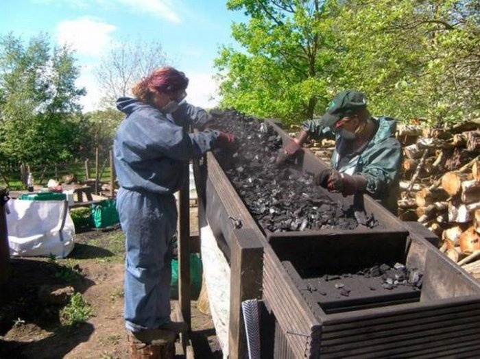 Как производят древесный уголь (8 фото)
