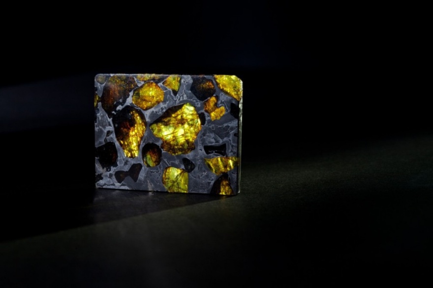 Красивый метеорит Фукан