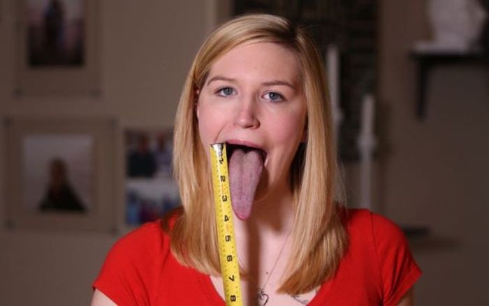 Девушка с самым длинным языком в мире (12 фото)