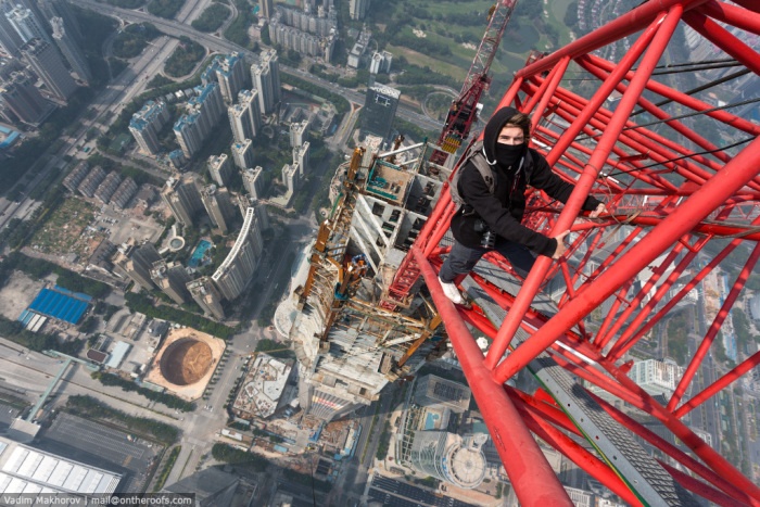 Российские руферы забрались на самое высокое строящееся здание мира (7 фото)