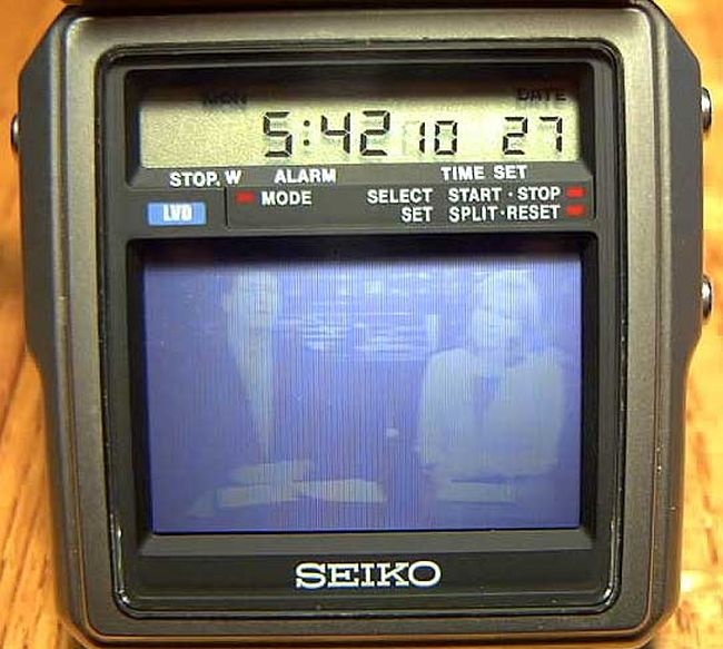 Часы с телевизором, созданные 33 года назад (5 фото)