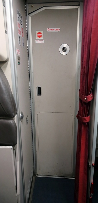 Устройство двери в кабину самолета на примере самолета Airbus-320 (17 фото)