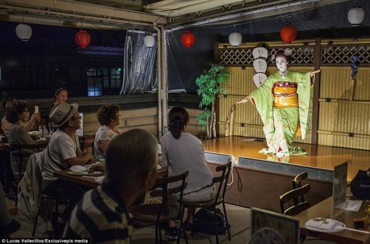 Как живут гейши в современной Японии (23 фото)