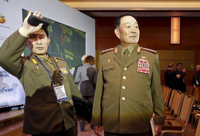 Слухи о расстреле министра обороны КНДР из зенитной пушки (6 фото)