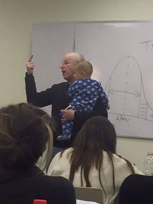 Пожилой профессор успокоил плачущего ребенка на своей лекции (3 фото)
