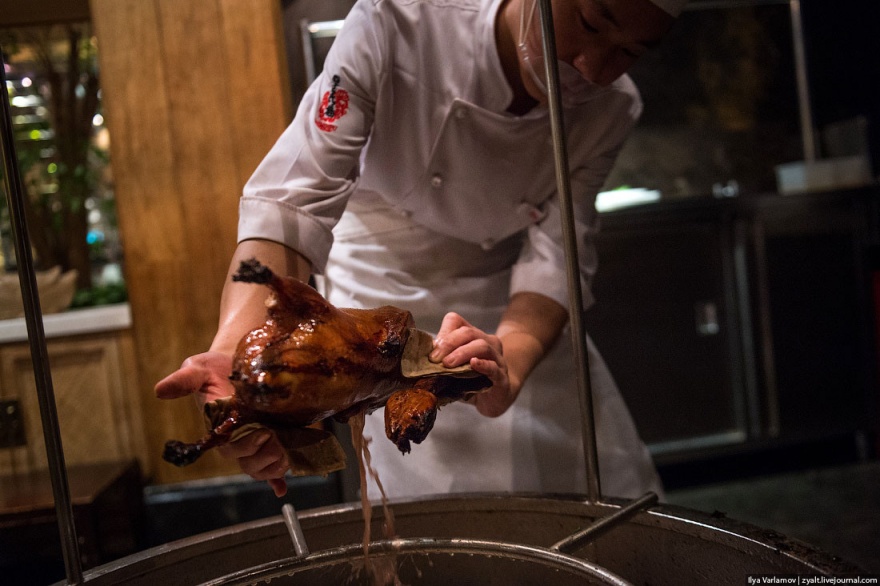 Как готовят утку по-пекински (12 фото)