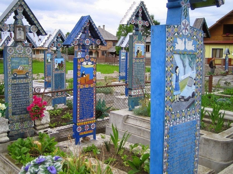 Веселое кладбище в небольшом румынском городке (11 фото)