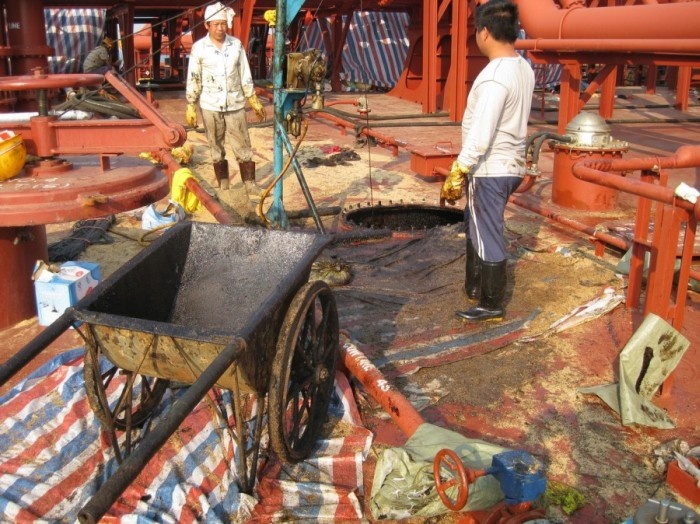 Как происходит очистка танкера от мазута (34 фото)