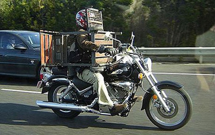 Сверхвозможности мотоциклов и мопедов при перевозке грузов (26 фото)