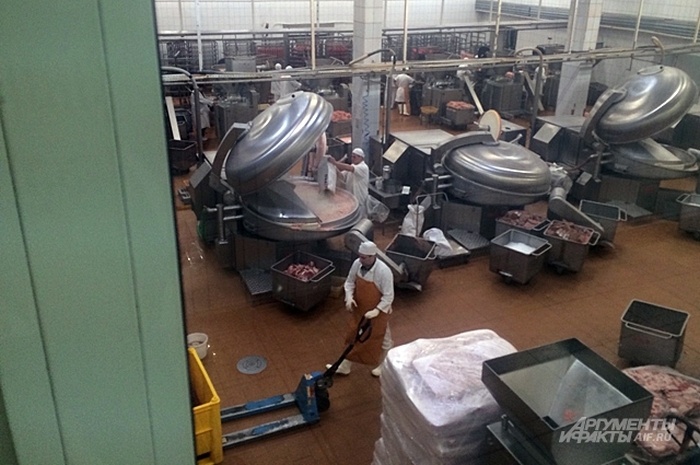 Как производят сосиски на одном из мясокомбинатов (7 фото)