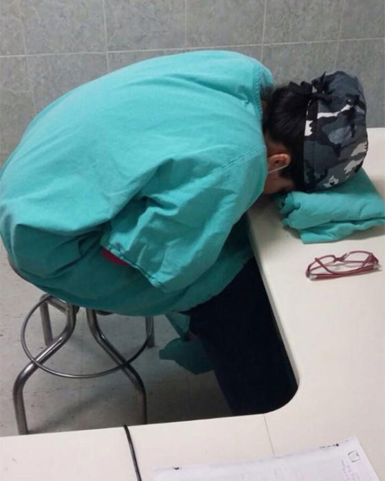 Фотографии спящих врачей, защищающих уснувшую на дежурстве медсестру (15 фото)