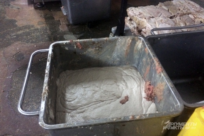 Как производят сосиски на одном из мясокомбинатов (7 фото)