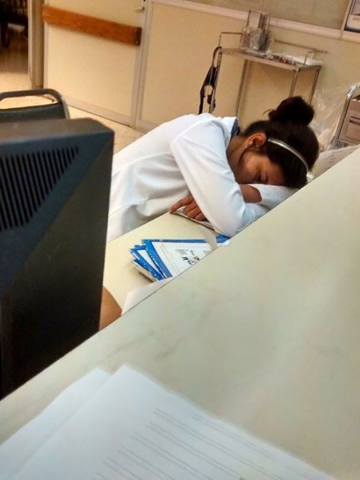 Фотографии спящих врачей, защищающих уснувшую на дежурстве медсестру (15 фото)