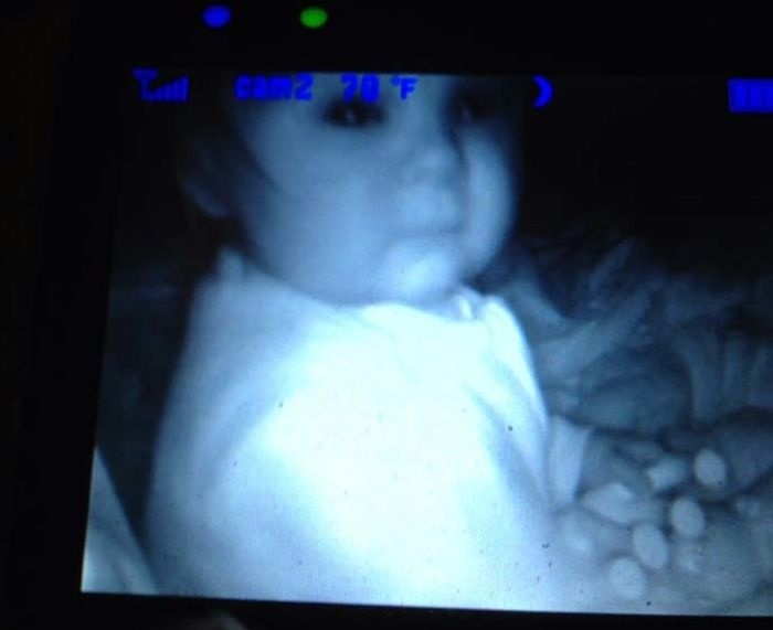 Пугающие изображения, полученные с камер видеонаблюдения, следящих за детьми (13 фото)