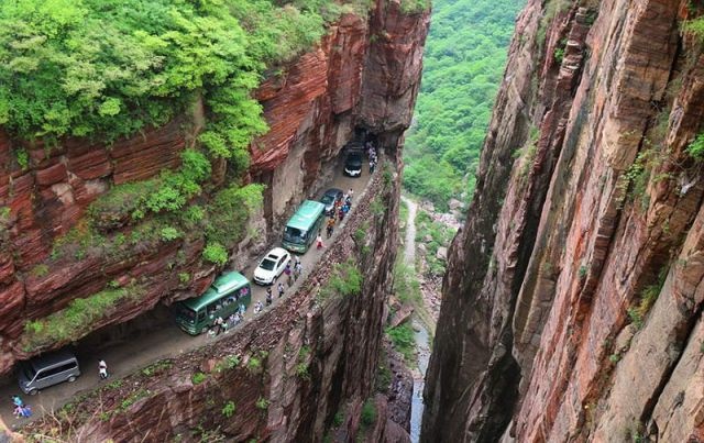 Одна из самых опасных дорог в мире (11 фото)