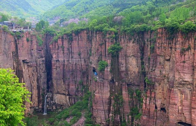 Одна из самых опасных дорог в мире (11 фото)