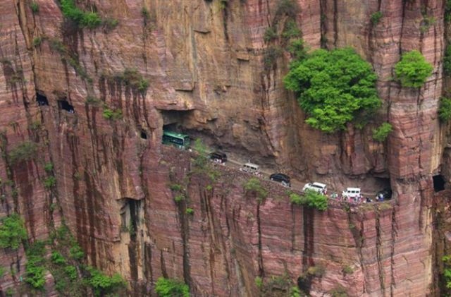 Одна из самых опасных дорог в мире (11 фото)
