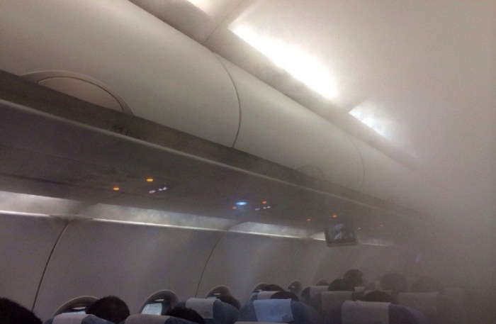 Пассажиры самолета были напуганы появлением густого пара в салоне во время полета (7 фото)