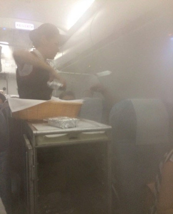 Пассажиры самолета были напуганы появлением густого пара в салоне во время полета (7 фото)