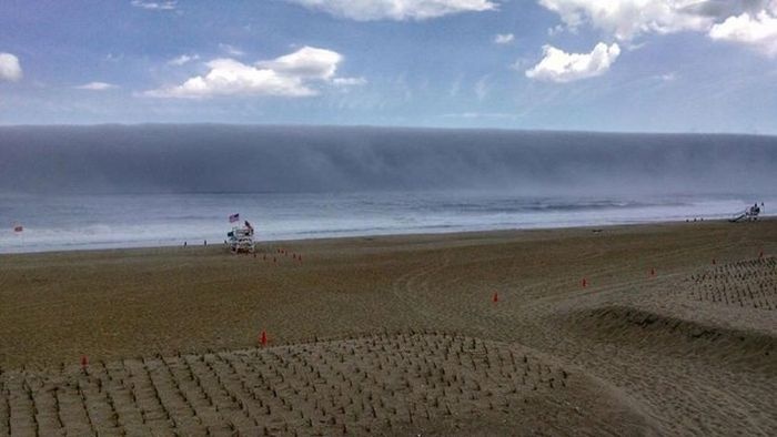 Фейковое цунами на побережье (4 фото)