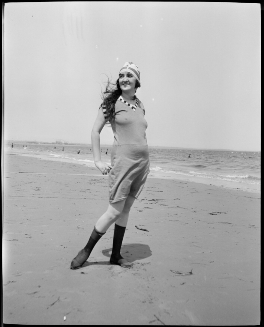 Суровая пляжная мода 20-х годов прошлого века (20 фото)