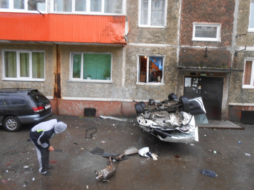 В Петропавловске-Камчатском автомобиль врезался в балкон второго этажа (9 фото)