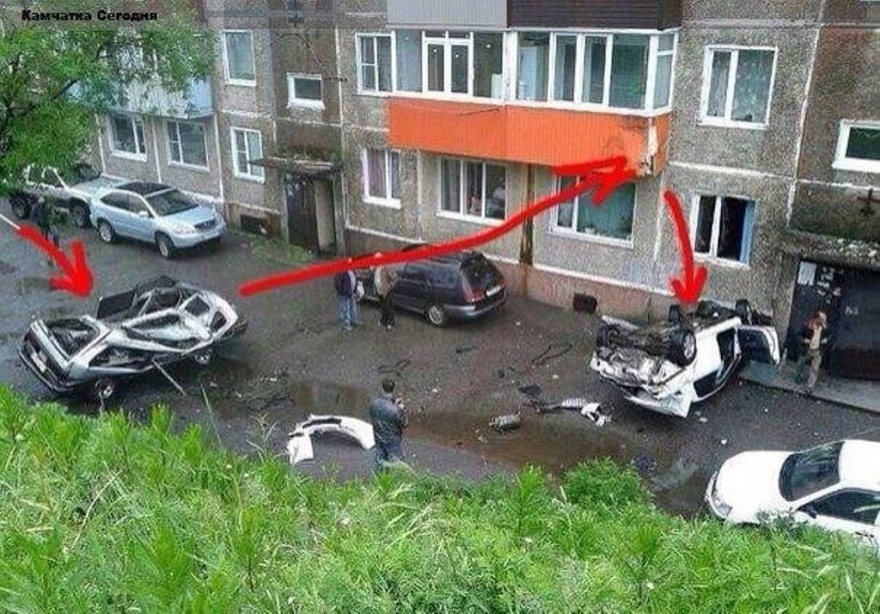 В Петропавловске-Камчатском автомобиль врезался в балкон второго этажа (9 фото)