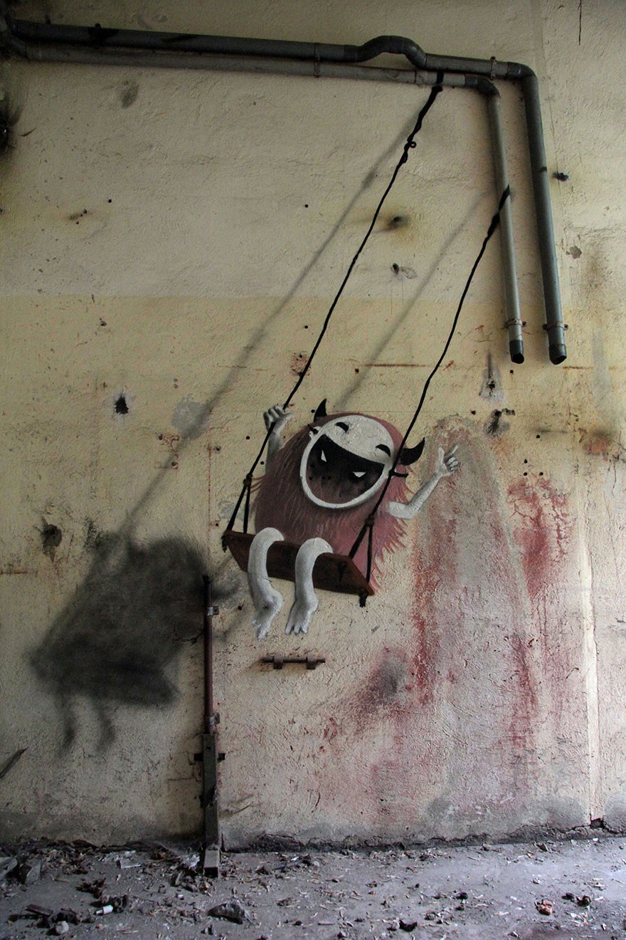 Красочные чудовища в заброшенных заводских корпусах (20 фото)