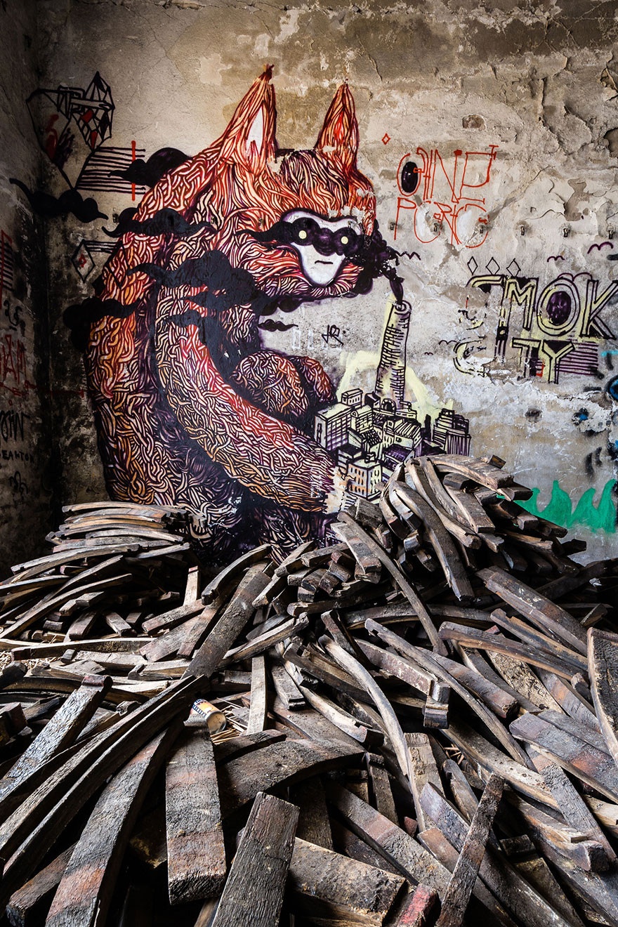 Красочные чудовища в заброшенных заводских корпусах (20 фото)