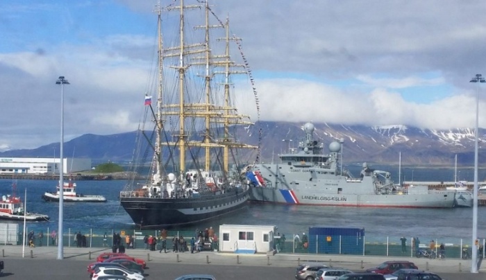 Таран парусником "Крузенштерн" двух кораблей береговой охраны (3 фото и видео)
