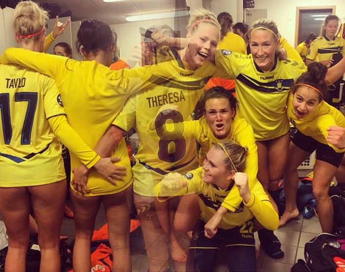 Футболистки из датской футбольной команды отпраздновали свою победу обнаженными (3 фото)