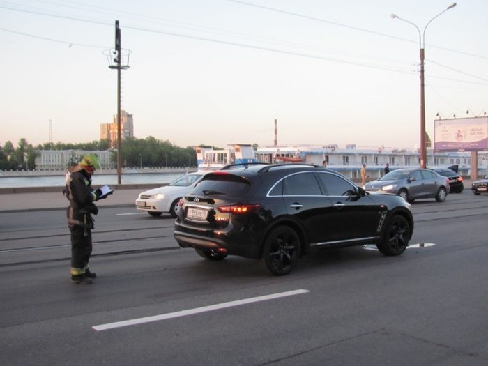 В Петербурге итогом гонок BMW X6 и Infinity QX70S стало массовое ДТП (8 фото)
