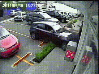 Происшествия с незадачливыми водителями (13 гифок)